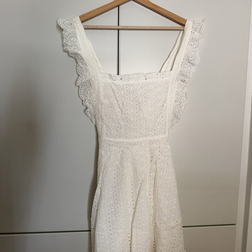 Dress with ruffles and back opening, size S Shein, like new, white