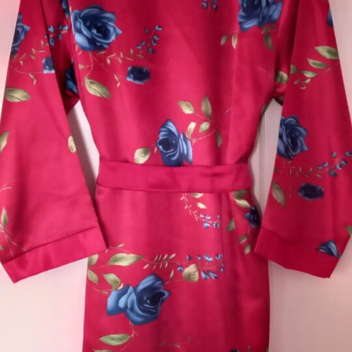 Satin robe like new, size M, blue and red