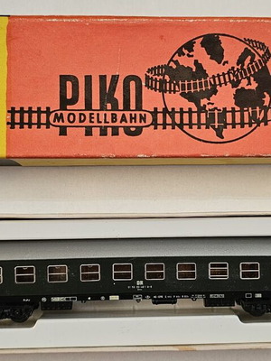 PIKO N Scale DR Passenger Coach B4ge 5/4501-011 like new, with box