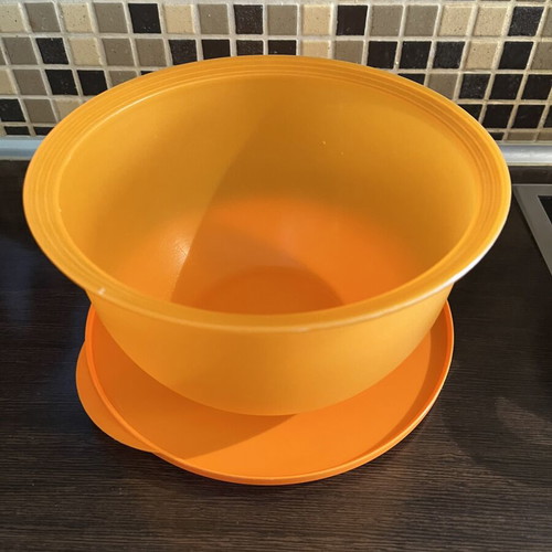 Tupperware 2.5 L like new