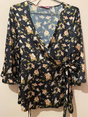 Floral wrap satin top Medium like new, multicolor