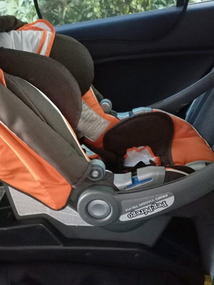 Car seat like new with isofix base