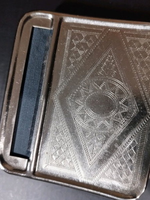 Rolling cigarette case like new