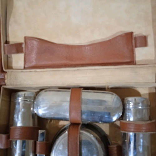 Shaving set used in leather case