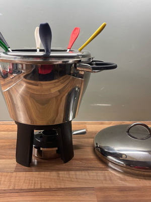 Fondue set with rechaud like new, porcelain and metal base
