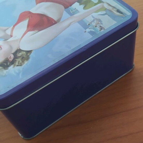 Palmolive metal box like new with safety clasp