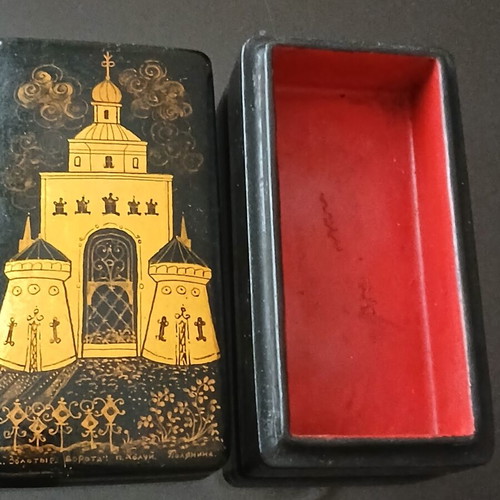 Small old Russian wooden lacquer box handpainted, like new