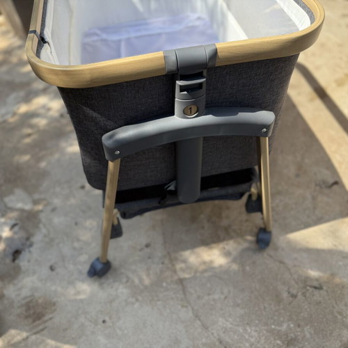 Amo Baby Bassinet with Wheels and Mesh Sides like new
