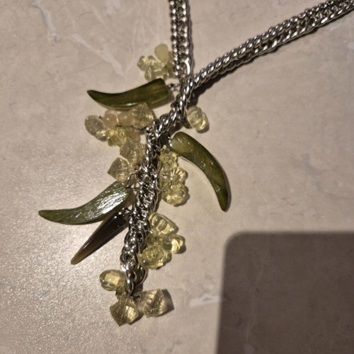 Chunky chain necklace like new, green and silver tones