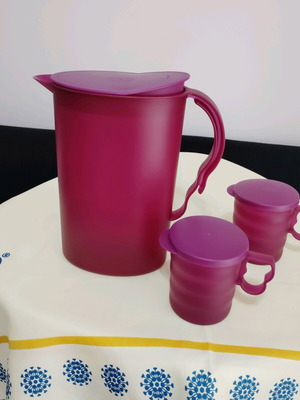 Expression jug 2.1 liters with 2 glasses and lids new