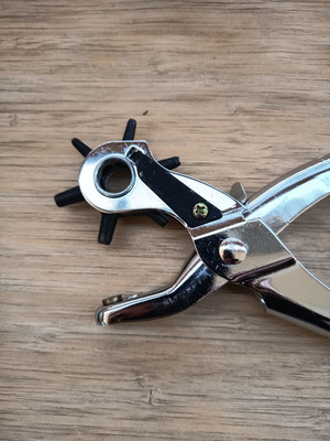 Hole punch tool for belts and other materials