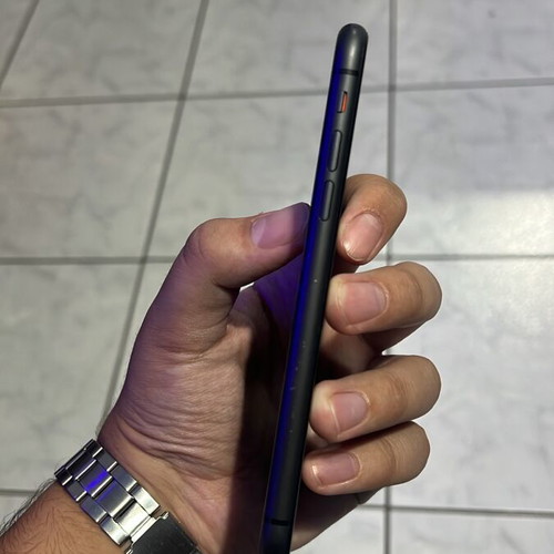 iPhone 11 used with cracked screen, 128GB, 87% battery health