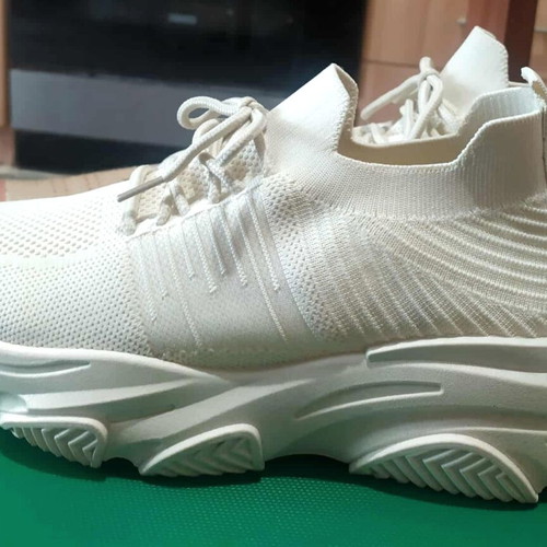 Sneakers women's size 39 beige cream with elastic breathable fabric like new