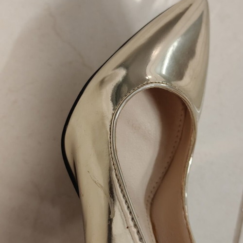 Pumps gold with thin heel size 35 like new
