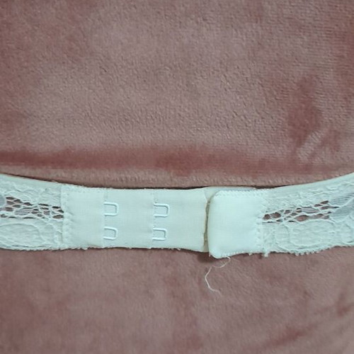 H&M White/Cream Lace Push-Up Bra Size 70B Like New