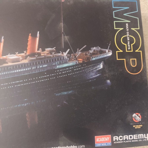 R.M.S. Titanic LED Set model kit 1/700 scale, Academy