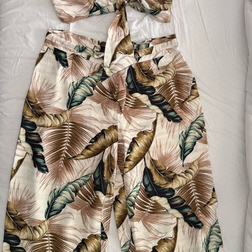 Chicard summer set crop top and high-waisted zip culotte like new, tropical print