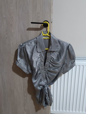 Shirt with short puffed sleeve and side bow, like new, black and white, size L