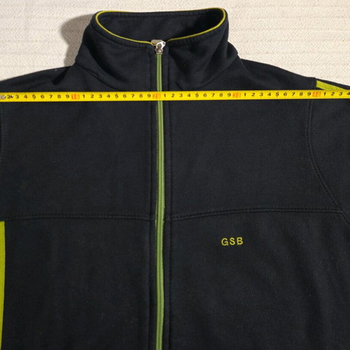 Unisex track jacket size M in excellent condition, black with fleece