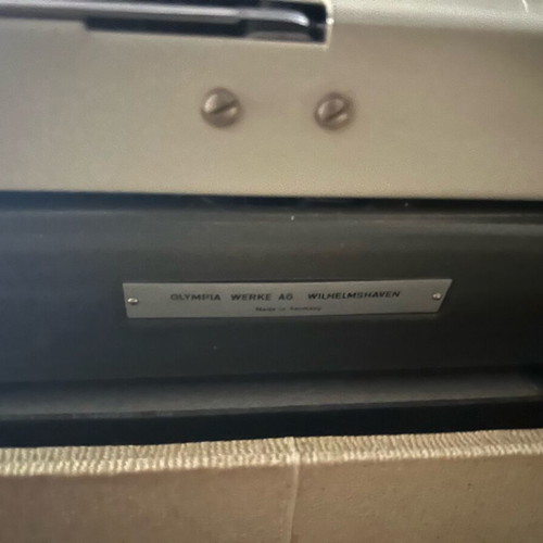 Olympia SF De Luxe typewriter used, collectible with original case