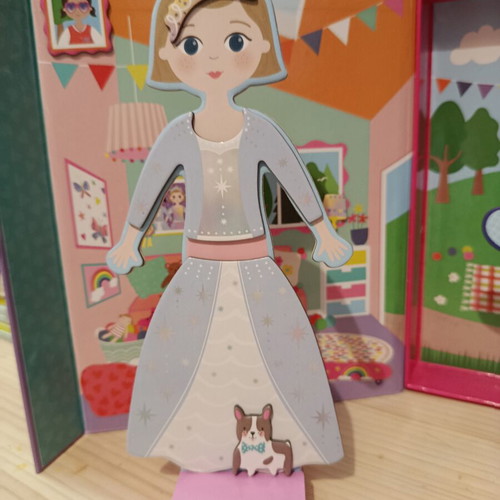 Magnetic Dress Up toy like new with dolls and accessories