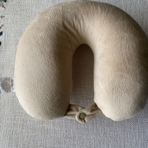 Travel Pillow like new, soft texture, ideal for comfortable trips