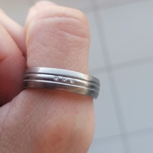 Wedding ring with 3 rhinestones like new, silver