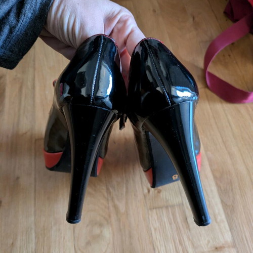 Pan Pan Shoes luxury black patent leather pumps with red details like new