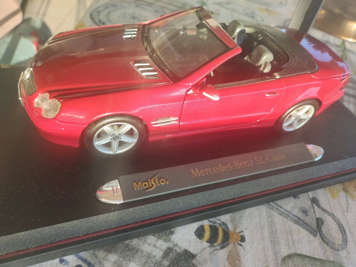 Maisto Mercedes-Benz SL-Class 1:18 scale… - € 38,00 - Vendora.cy