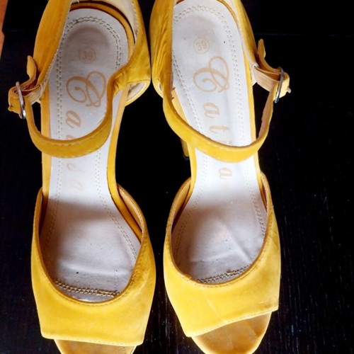 Carisa yellow suede sandals size 39 like new with thick heel
