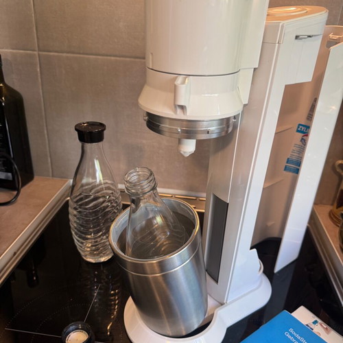 SodaStream Crystal sparkling water maker like new, white