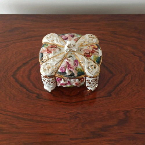 Capodimonte jewelry box used, porcelain with cherubs