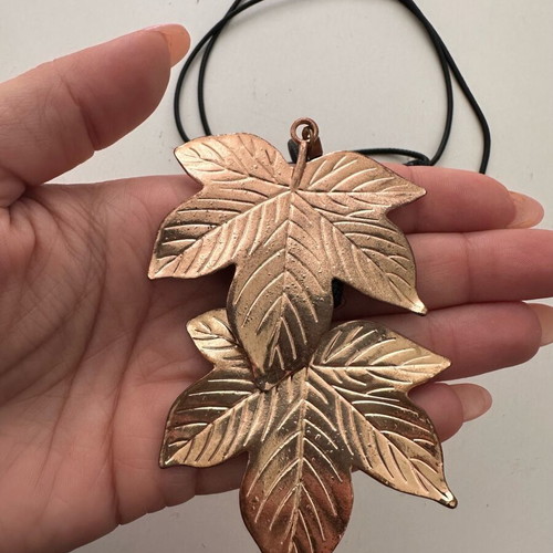 Long necklace with leaves used, black and gold color