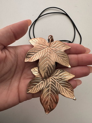 Long necklace with leaves used, black and gold color