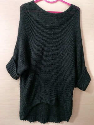 Pullover with 3/4 Sleeve Black Like New, One Size