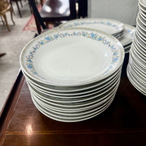 Dinnerware set 92 pieces like new