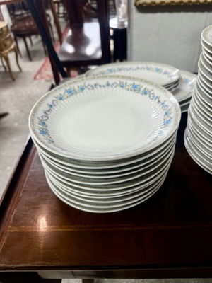 Dinnerware set 92 pieces like new