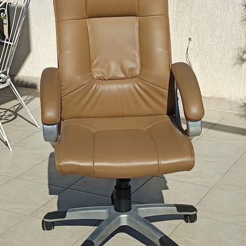Leather office chair used in excellent condition