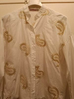 Shirt with Mao collar like new, gold embroidery, size M