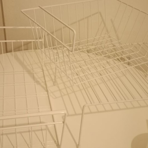 Kitchen Organization Set like new, 2 plate racks and 3 shelves