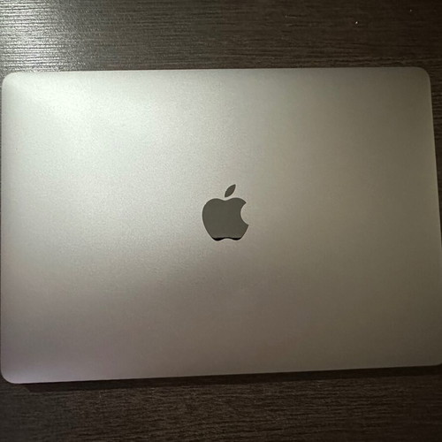 MacBook Pro 13 like new, 512GB, 13.3 inch with backpack and laptop stand