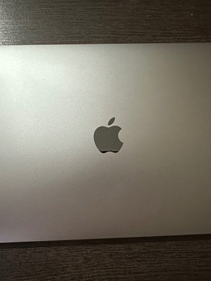 MacBook Pro 13 like new, 512GB, 13.3 inch with backpack and laptop stand