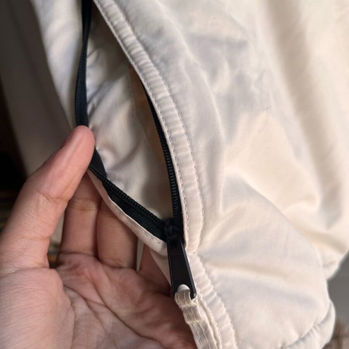 Pull and Bear white windproof waterproof jacket like new, unisex