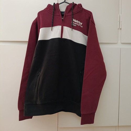 District unisex sweatshirt like new, size L, black and red