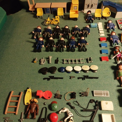 Playmobil police, post and other sets used, 25 figures and equipment