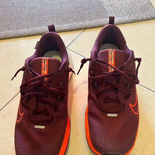 Nike athletic shoes new, size 44, red