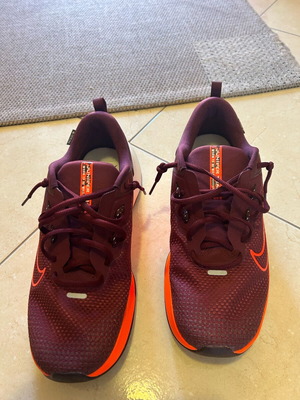 Nike athletic shoes new, size 44, red