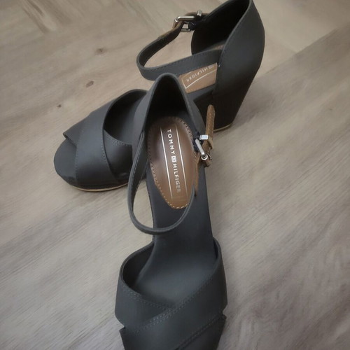 Tommy Hilfiger khaki platform sandals size 38 like new