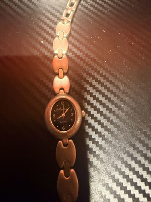Vintage women's watch with oval case and linked bracelet used