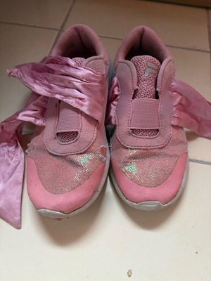 Αθλητικά παπούτσια Puma ροζ 32 μεταχειρισμένα με ωραίο δέσιμο